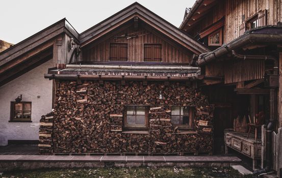 Přírodní Stavební Materiály: Výhody a Výzvy pro Venkovské Domy
